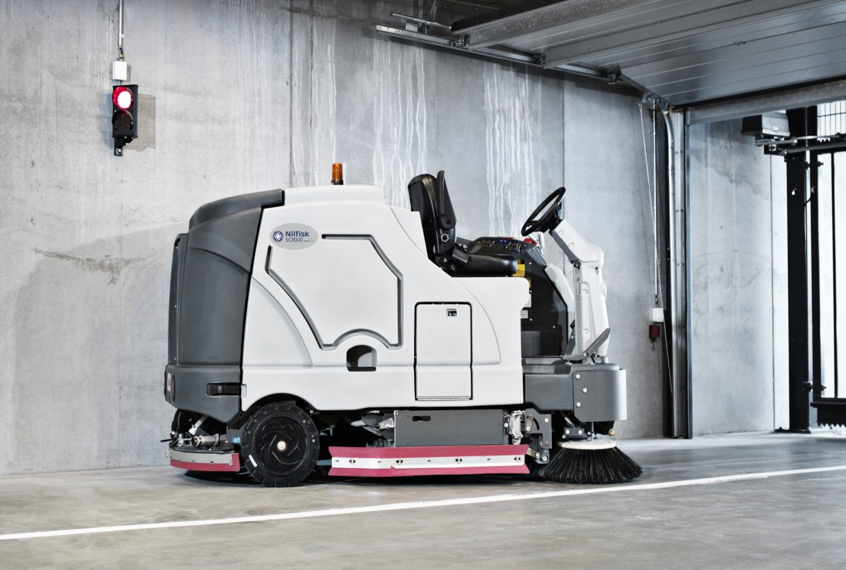 Nilfisk Tennant Combination Sweeper Scrubber Dryer Scrubbing Sweeping machine