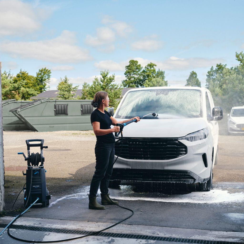 MC 2C 120/520 XT Pressure Washer Cleaning Car